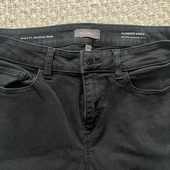 Excellent Condition DL1961 Mid Ride Florence Skinny Jeans in Size 28 - Picture 3 of 3